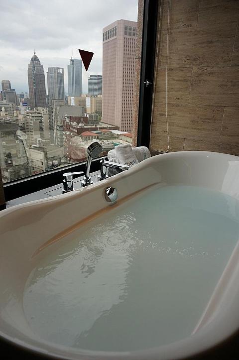 残念ながらすぐそこにある101タワーはお隣のビルで見えません～惜しい！！でも台北市内は見えました。 
