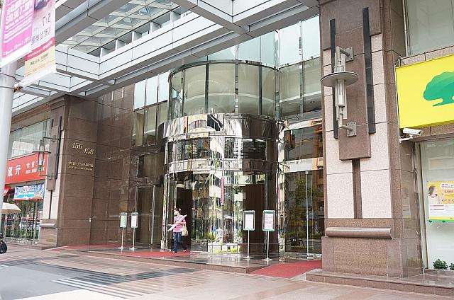 1階の國泰世華聯合商業銀行と華南銀行が目印！