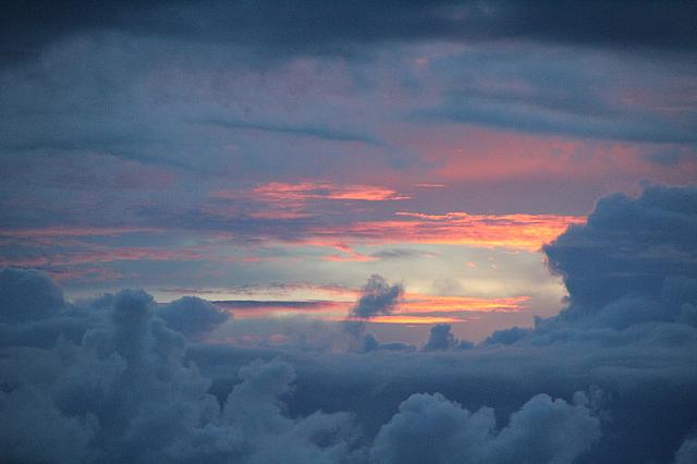 雲の合間にオレンジの光