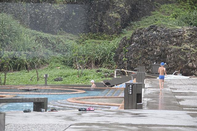 雨なので人は少なめ