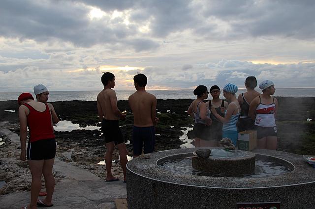 彼らも温泉玉子に挑戦