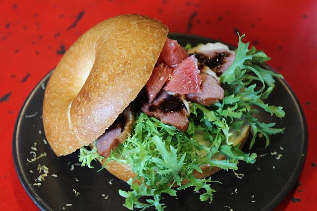 鴨肉を挟んだベーグルサンド「豪野鴨胸三明治」200元