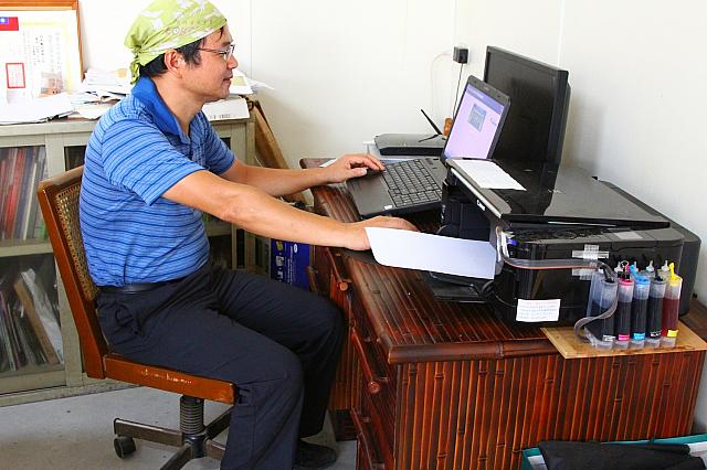 お手製の竹デスクでデザイン中