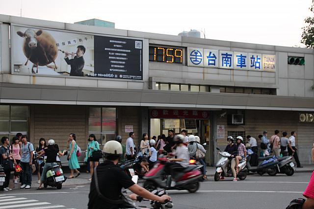 台南駅の後から出ると真ん前です