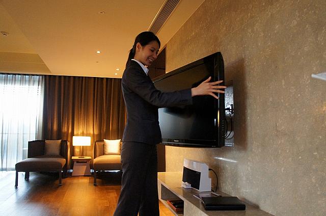 テレビは左右に向けられます