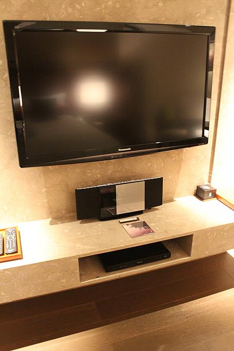 大きなテレビとCDプレイヤー。DVDプレイヤーもあります
