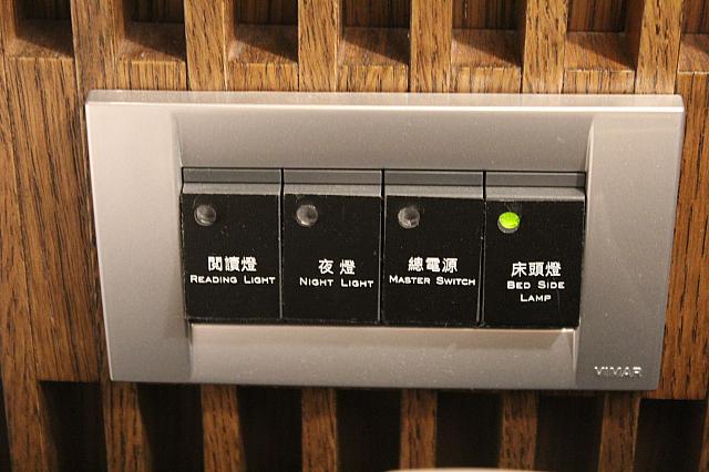ベッド脇で電気系統を操作できます