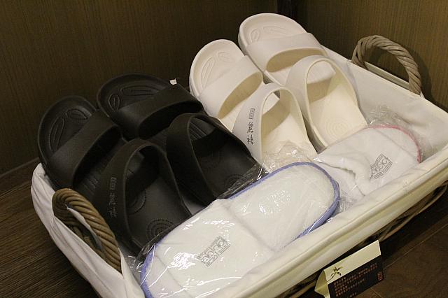 室内用スリッパとホテル館内使用可能なスリッパ。履き心地を忘れられず購入する宿泊客が多いのだとか