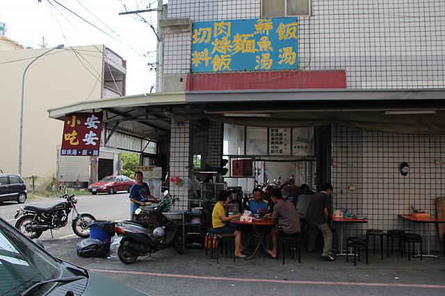 朝食はお隣のこちらでどうぞ