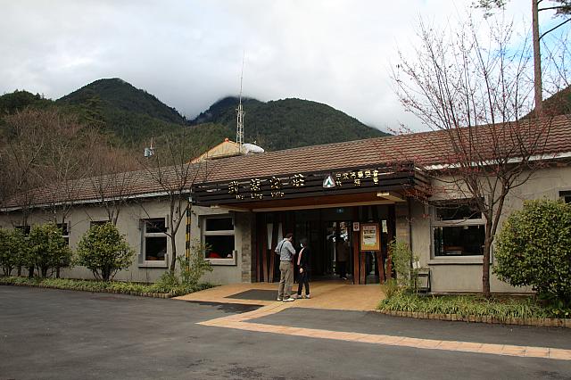この武陵山荘前の道を奥に奥に進んで行きます！