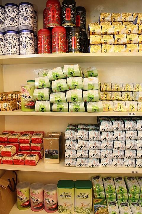 缶や紙箱入りのものやリーズナブルな茶器などお土産にうれしい品がいっぱい