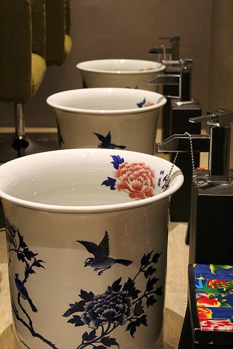 足湯の壺も牡丹！