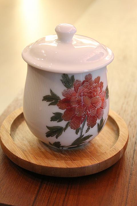 マッサージ中にサービスしてくれるお茶のコップは牡丹の花