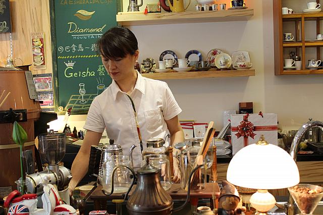素敵なお姉さんがコーヒーを淹れてくれました。