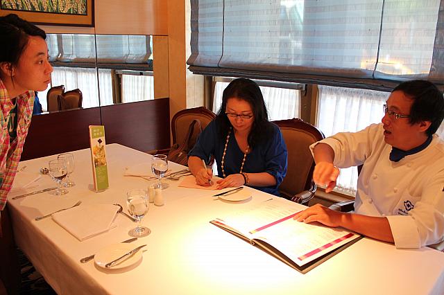 郭シェフのお話を漏らさないようにと書きとるナビ、必死