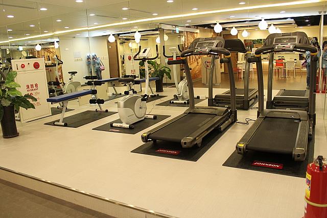 レストラン横にはジムも