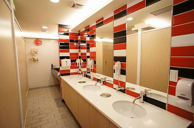 洗面台。ドライヤーが備え付けられています