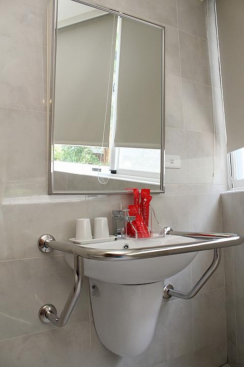 バスルームには手すりが付いています