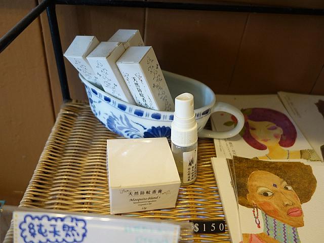 お店のご主人傅さんがプロデュースしたナチュラルハーブ虫除けスプレー（150元）。子供にも安心して使えます。