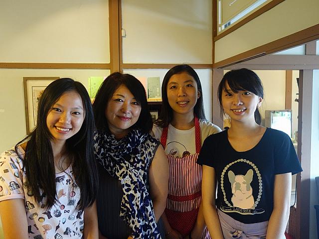 左二番目がKaoriさん。スタッフの女の子たちも大学でハーブを研究していた学生さんです。