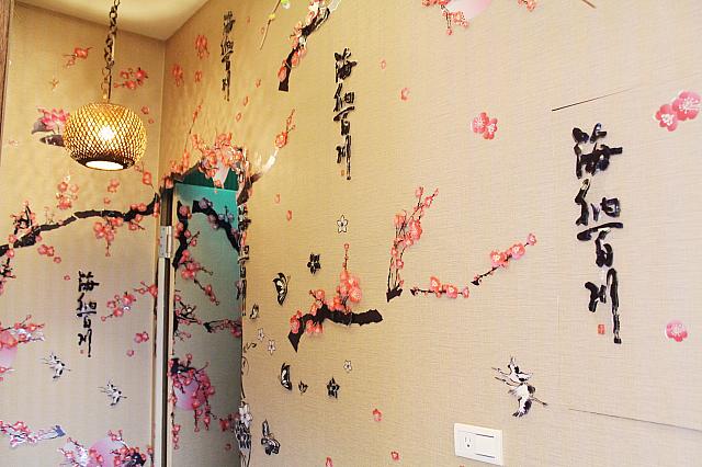 奥の階段を下りて地下へ！