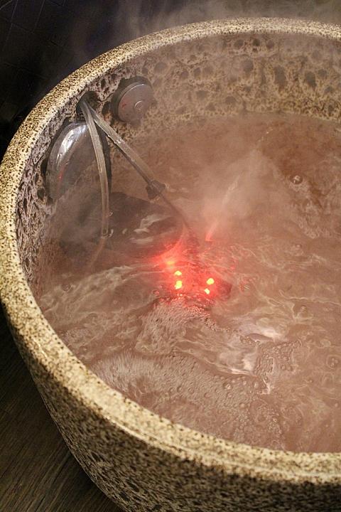 足湯で歩き疲れた体をほぐします