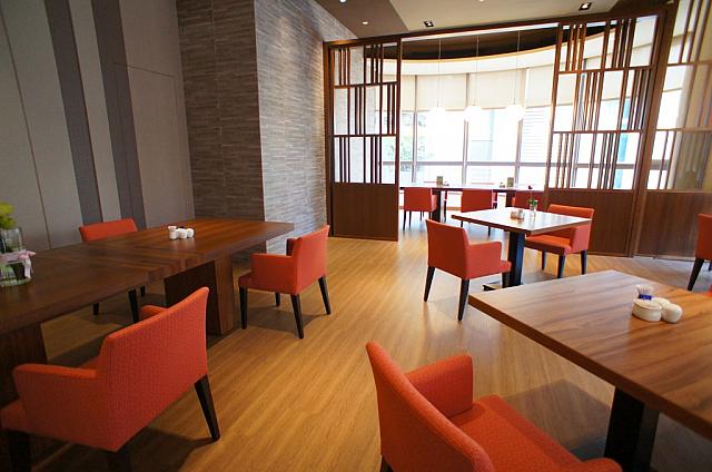 店内はカジュアルで広々