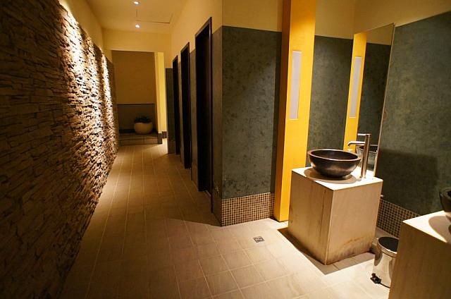 大浴場内のトイレも広くて快適