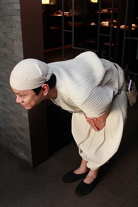 これ、これ！90度に曲がった腰。これが鼎王グループの90度のおじぎです！