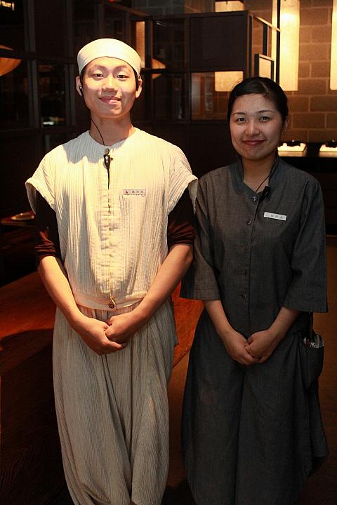 制服は蓮の葉をイメージ。よくお客さんには「豆腐」と「血豆腐」をイメージしてるんですね、と言われるとか！？
