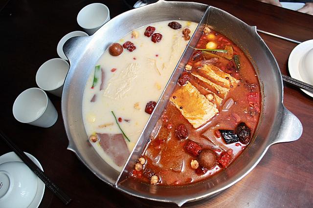  
「コラーゲン美顔鍋」スープ＋辛いエキス＋「血豆腐＆パン豆腐」＝不老長寿鍋(右手)
