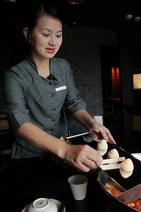 青いアイシャドーが印象的な女性スタッフのメイクアップは早期台湾をイメージ。みな同じメイクなんですよ！