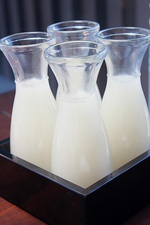 スープが少なくなってきたら、この洒落たボトル入りのスープを足しましょう。これは両方のお鍋共通です
