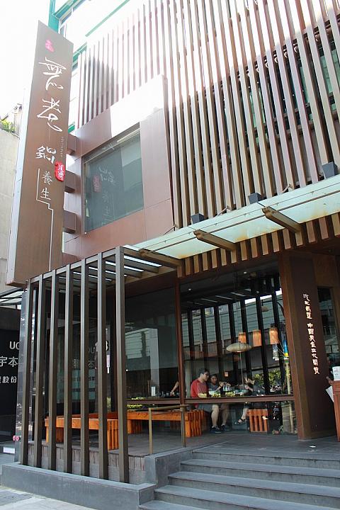 新生店は3階建てで36テーブル300席ほど