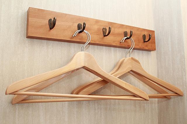クローゼットはありませんが、木製のハンガーが各部屋4つ備え付けられています