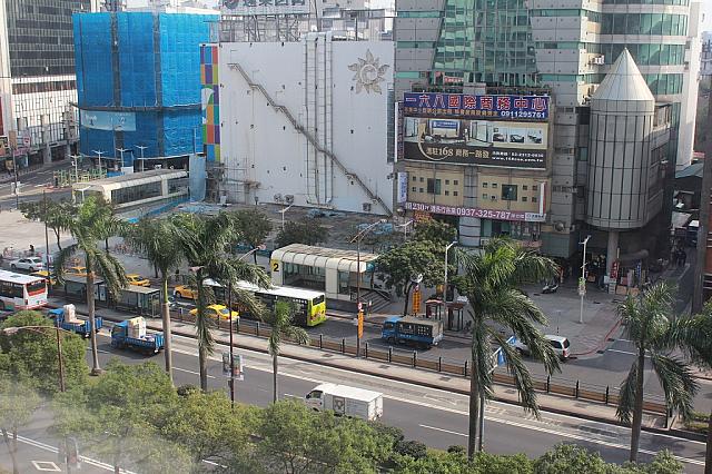 MRT「西門」駅出口2はすぐそこ！