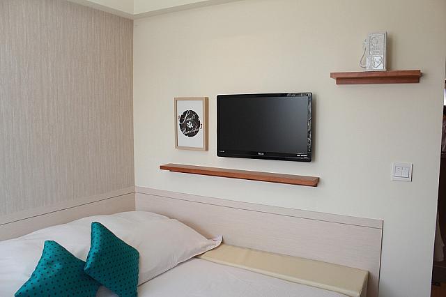 フラットテレビがベッド足元に設置されています