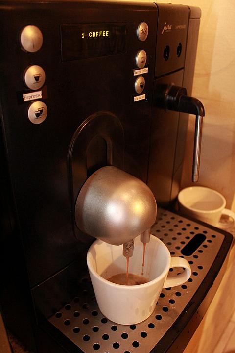 豆から引いてくれるコーヒー！ラテも飲めます♪