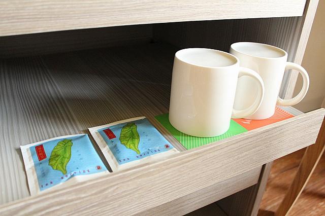お茶セット、ポットは各部屋にあり