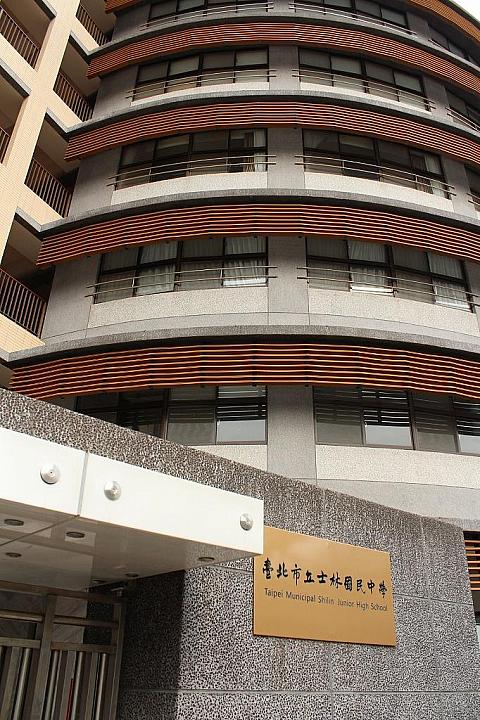 お隣には小学校と中学校。これまたオシャレなデザインで佳佳のデザインに溶け込んでいるような…