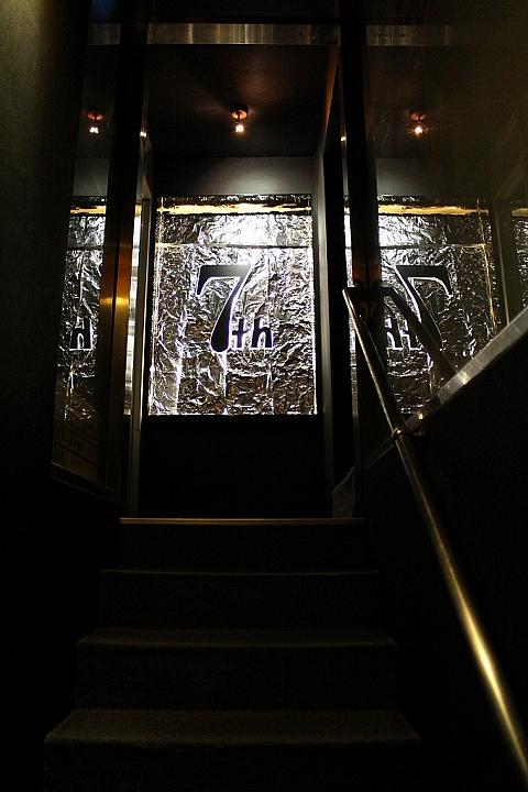 銀色に輝く「７ｔｈ」の看板、発見～！