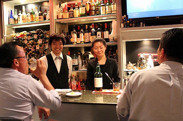 右側が店長のアンナさんで左側はインターナショナルバーテンダーの資格をもつお料理上手なカズさん