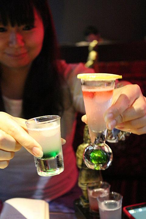 お酒は底のほうに沈んでいるので一息で飲むか、かき混ぜてから飲むのがおススメ