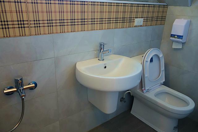 こちらのお部屋は浴室に湯船なしのタイプです。