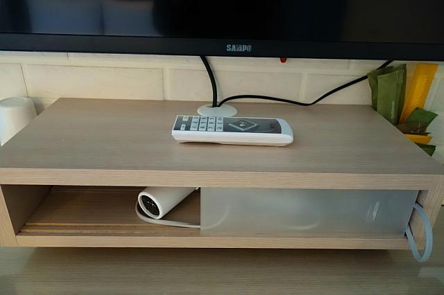ドライヤーはテーブルの引き出し、またはテレビ台の中に隠れています！