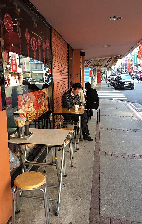 店内と道路わきに少し、食べるスペースがありますが、テイクアウトのお客さんが多いです