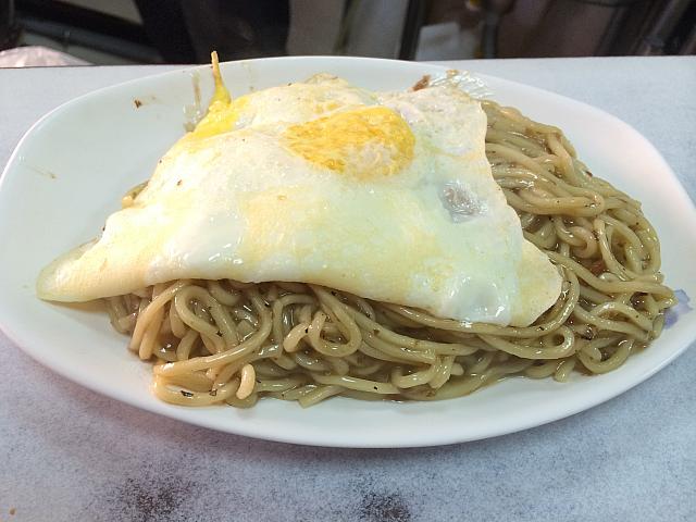 黒胡椒鉄板麺加蛋(焼きそばの目玉焼きのせ)40元　