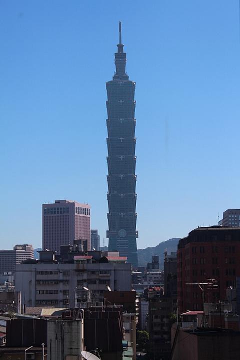 台北101ビルが見えるお部屋はありませんがエレベーターホールからくっきりと！