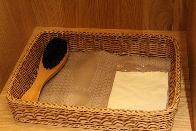 カゴに靴を入れておいたら磨いてくれるそう～