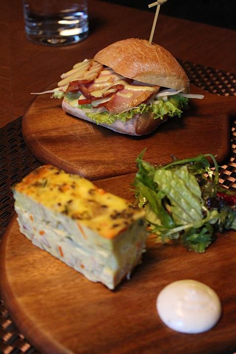 メインは4種から1つを選択。その内の2種ポークチャバッタとチキンフリッタータ